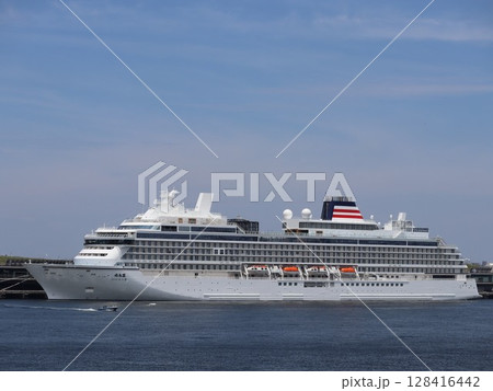 大さん橋客船ターミナルに停泊する客船飛鳥3 大さん橋客船ターミナルに停泊する客船飛鳥3 128416442