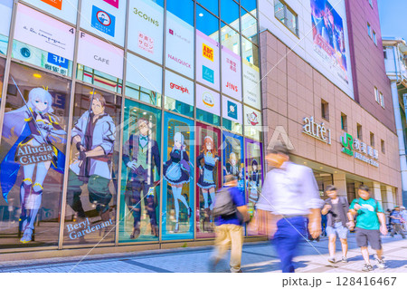 日本の東京都市景観 歩きスマホの方が増加…インバウンド続く…外国人観光客らで賑わう秋葉原…… 日本の東京都市景観 歩きスマホの方が増加…インバウンド続く…外国人観光客らで賑わう秋葉原…… 128416467