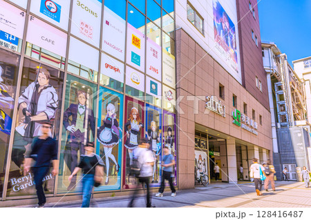 日本の東京都市景観 インバウンド続く…外国人観光客らで賑わう秋葉原 128416487