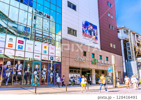 日本の東京都市景観 インバウンド続く…外国人観光客らで賑わう秋葉原 128416491