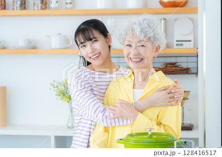 キッチンで料理をする孫と祖母 128416517