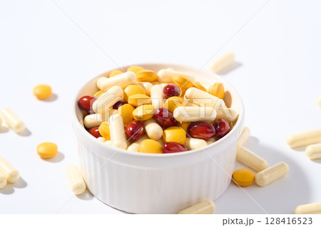 大量のカプセル錠剤　サプリメント 128416523