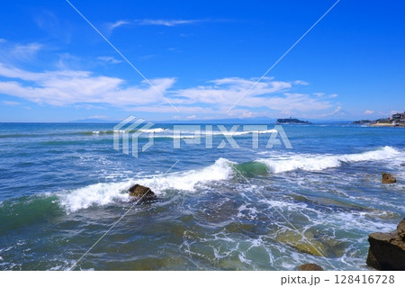 夏の湘南海岸と、江の島の風景で、夏休みのイメージ 128416728