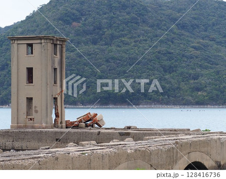 海岸沿いに立つ廃墟 海岸沿いに立つ廃墟 128416736
