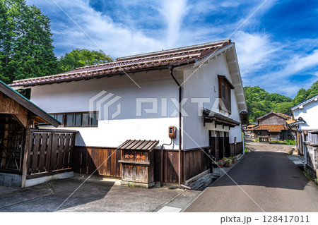 【世界遺産 石見銀山遺跡とその文化的景観】【重伝建】大森銀山　寺山家と通りの風景　島根県大田市 128417011