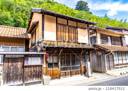 【世界遺産 石見銀山遺跡とその文化的景観】【重伝建】大森銀山　理容館アラタの初夏の風景　島根県大田市 128417012