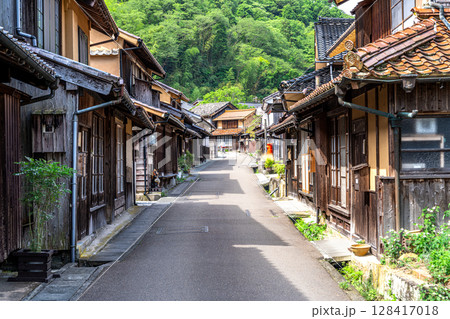 【世界遺産 石見銀山遺跡とその文化的景観】【重伝建】大森銀山　初夏の大森町の街並み6　島根県大田市 128417018