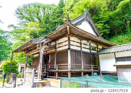 【世界遺産 石見銀山遺跡とその文化的景観】【重伝建】大森銀山　初夏の羅漢寺の本堂　島根県大田市 128417019