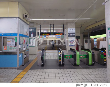 検見川浜駅改札口 128417049