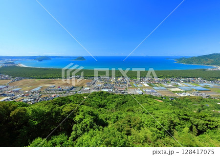 【佐賀県】鏡山展望テラスから見た虹の松原と唐津湾と玄界灘 128417075