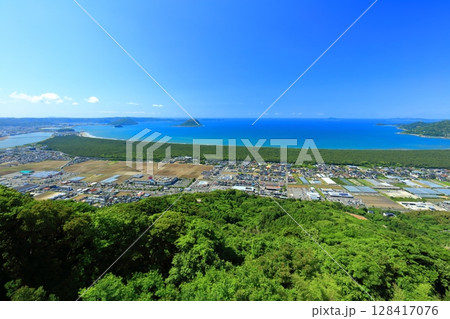 【佐賀県】鏡山展望テラスから見た虹の松原と唐津湾と玄界灘 【佐賀県】鏡山展望テラスから見た虹の松原と唐津湾と玄界灘 128417076