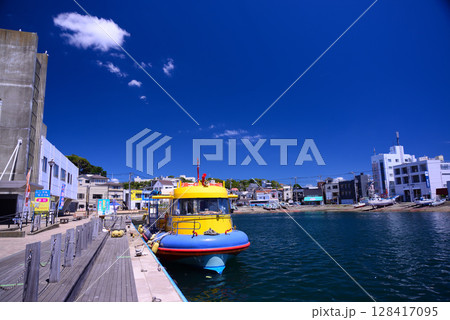 三浦半島の三崎港 128417095