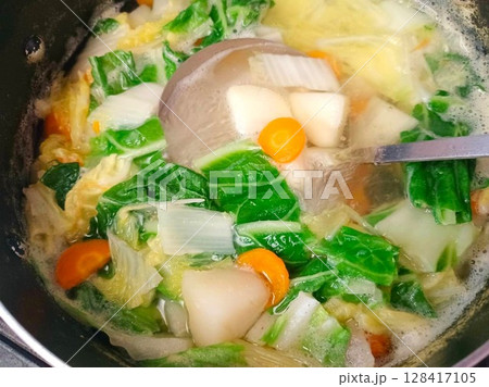 家庭の野菜たっぷりのクリームシチュー 調理シーン 家庭の野菜たっぷりのクリームシチュー 調理シーン 128417105