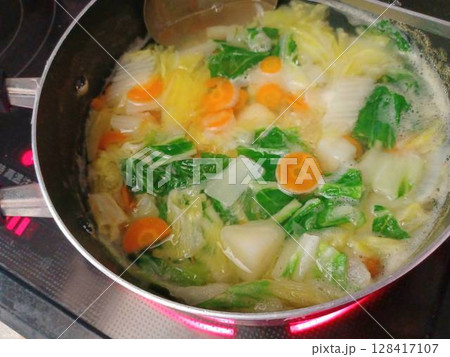 家庭の野菜たっぷりのクリームシチュー　調理シーン 128417107