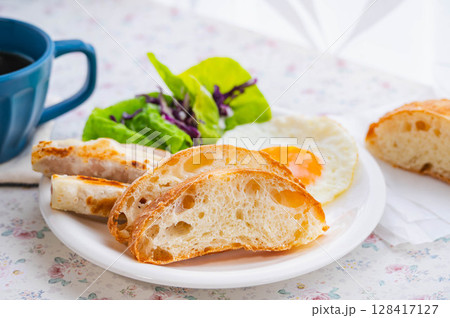 手作りパンで休日のブランチ 手作りパンで休日のブランチ 128417127