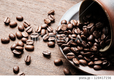 カップにあふれる香ばしいコーヒー豆 128417156