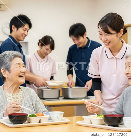 高齢者施設で食事を提供する女性介護士　配膳、ランチタイム、給食、食事、楽しみ 128417205