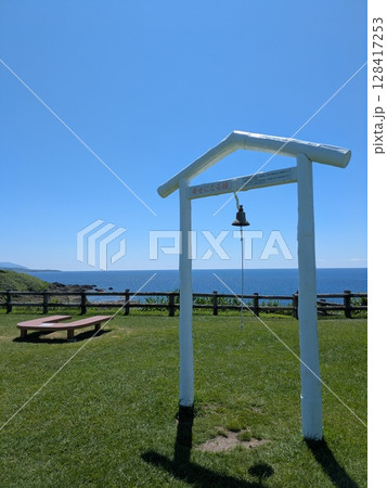 江差町かもめ島　幸せになる鐘 128417253