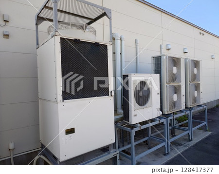 屋外に設置されたエアコン室外機 屋外に設置されたエアコン室外機 128417377