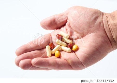 サプリメントを手に持つ 128417432