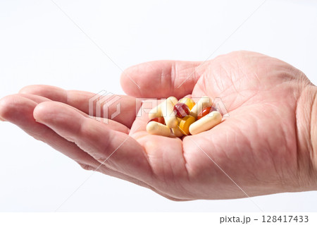 サプリメントを手に持つ 128417433