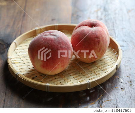 籠に入った日本の桃 籠に入った日本の桃 128417603