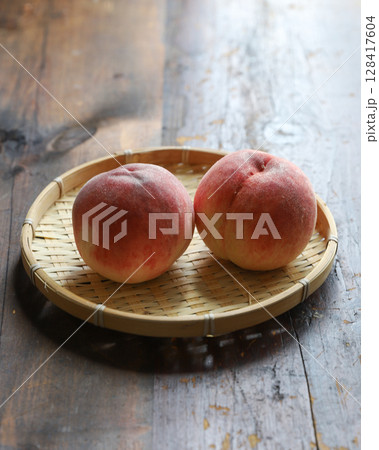 籠に入った日本の桃 128417604