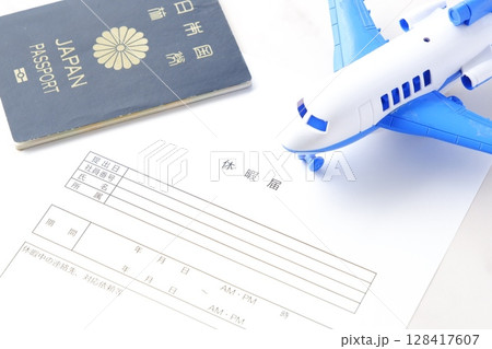 有給休暇をとって海外旅行に出発するため、勤め先の会社に休暇届を提出する 128417607