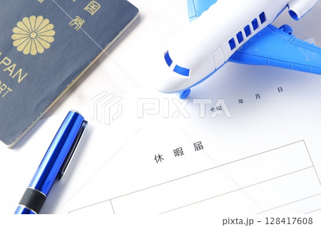 有給休暇をとって海外旅行に出発するため、勤め先の会社に休暇届を提出する 128417608