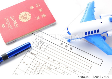 有給休暇をとって海外旅行に出発するため、勤め先の会社に休暇届を提出する 128417609