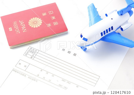 有給休暇をとって海外旅行に出発するため、勤め先の会社に休暇届を提出する 128417610