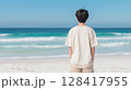 エメラルドグリーンな海と白い砂浜に立つ男子学生のTシャツ姿 | 爽やか 128417955