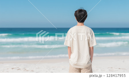 エメラルドグリーンな海と白い砂浜に立つ男子学生のTシャツ姿 | 爽やか 128417955