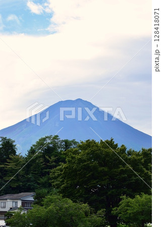 笠雲の架かる富士山 128418071
