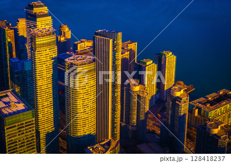 トロントの高層ビル群（カナダ） 128418237