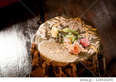 豪華な布地と花の装飾 豪華な布地と花の装飾 128418265