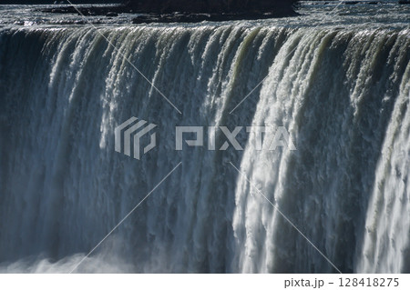 ナイアガラの滝の壮大な流れ 128418275