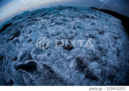 ヨークルスアゥルロゥン氷河湖 128418281