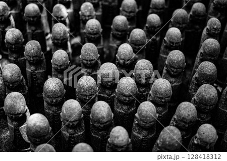 たくさんのお地蔵さんのイメージ たくさんのお地蔵さんのイメージ 128418312