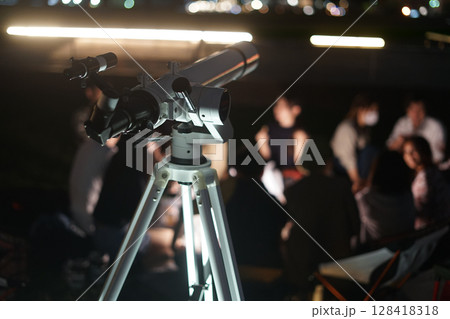 天体望遠鏡での天体観測のイメージ 天体望遠鏡での天体観測のイメージ 128418318