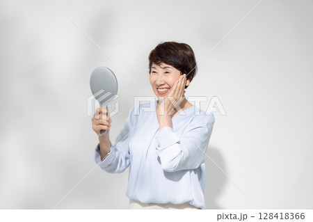 女性　スキンケア 128418366