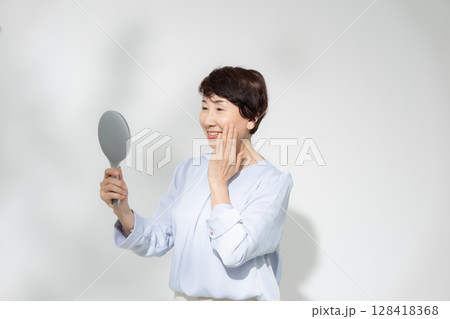 女性　スキンケア 128418368