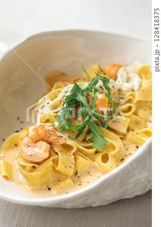 Fettuccine pasta with shrimp and creamy sauce 128418375