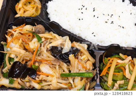 おいしい肉野菜炒め弁当 おいしい肉野菜炒め弁当 128418623