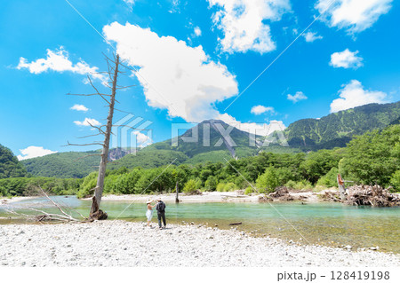 ＜長野県＞上高地の絶景　大正池の立ち枯れののと観光客 128419198