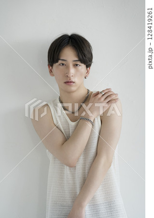 カメラ目線の20代の男性 メンズビューティーイメージ ポートレート カメラ目線の20代の男性 メンズビューティーイメージ ポートレート 128419261