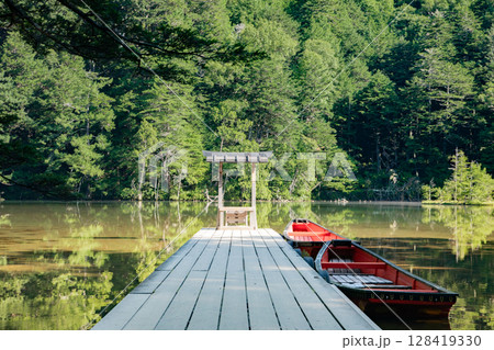 ＜長野＞上高地の絶景　明神池と明神岳 128419330