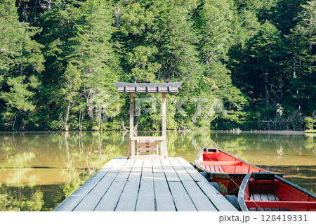＜長野＞上高地の絶景　明神池と明神岳 128419331