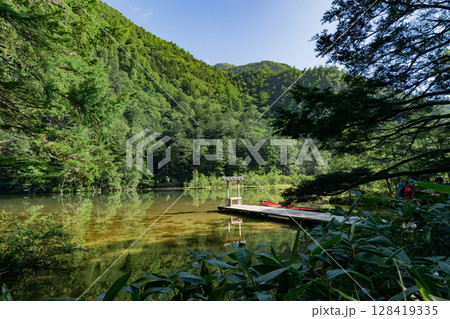 ＜長野＞上高地の絶景　明神池と明神岳 128419335