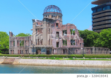 【広島県】原爆ドーム 平和記念公園 【広島県】原爆ドーム 平和記念公園 128419341